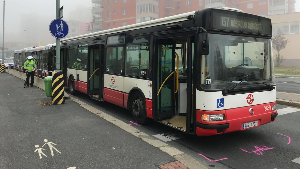 Nehoda autobusů v pražském Kamýku