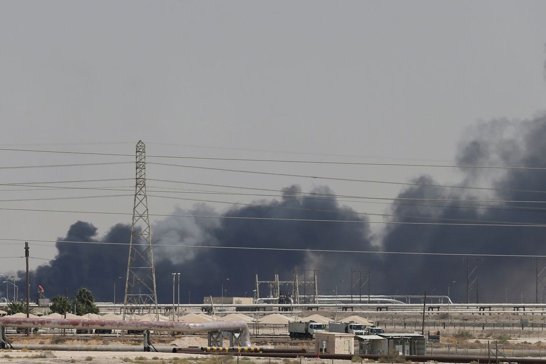Dým nad poškozenou ropnou společností Saudi Aramco