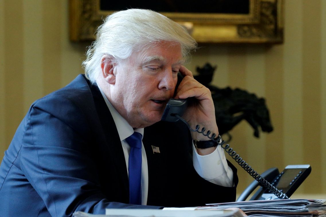 Telefonující americký prezident Donald Trump