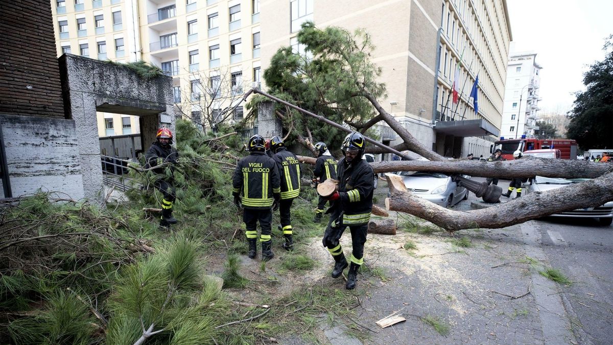 Římští hasiči zasahují po bouři 