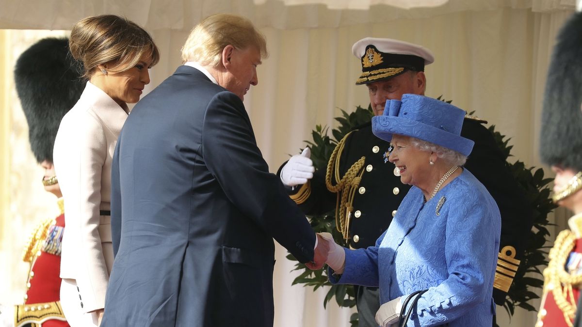 Donald Trump a jeho žena Melanie při setkání s královnou Alžbětou II.