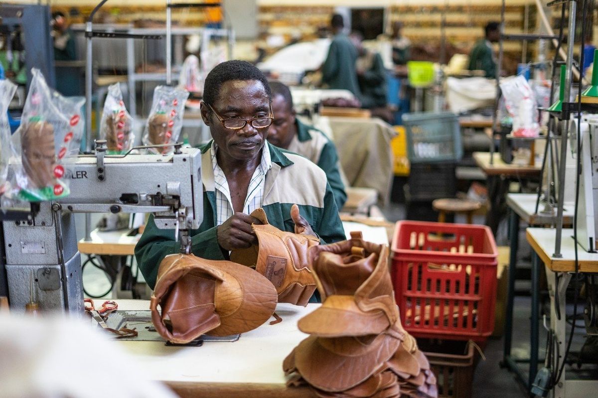 Dělníci zvládnou denně vyrobit zhruba 30 párů bot, musejí se ale potýkat s častými výpadky proudu.
