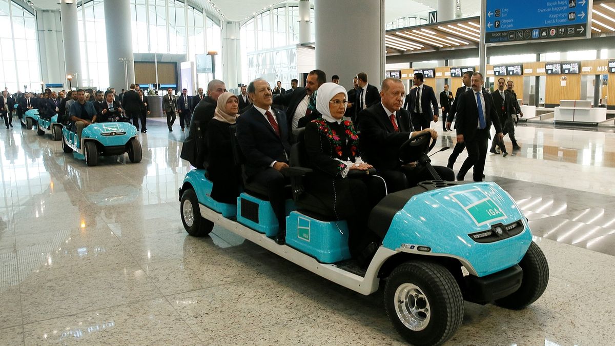 Turecká prezident řídí elektrické vozítko na novém istanbulském letišti 