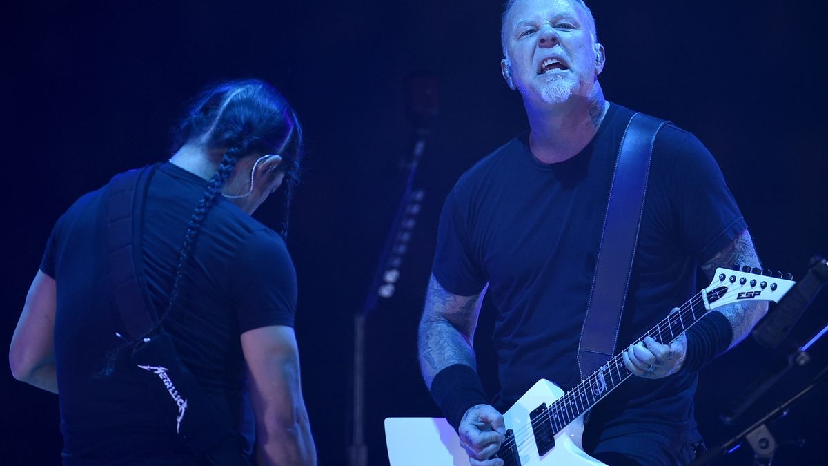 Americká hudební skupina Metallica vystoupila 2. dubna v Praze. Na snímku jsou baskytarista Robert Trujillo (vlevo) a zpěvák a kytarista James Hetfield.