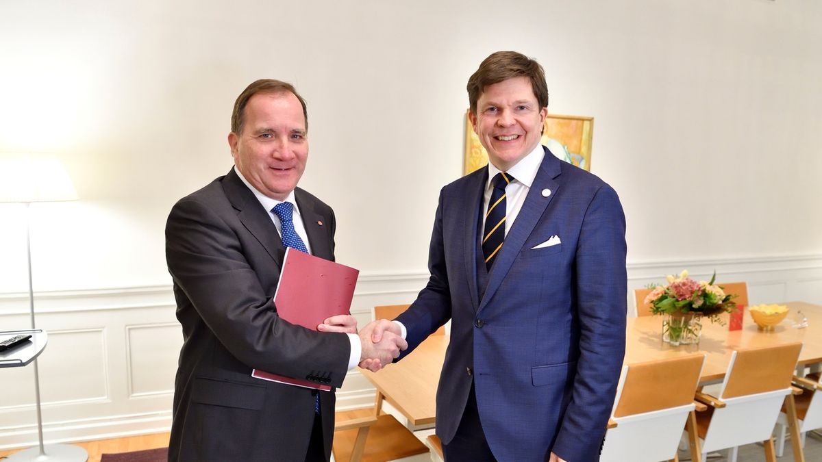 Předseda švédského parlamentu Andreas Norlén se zdraví s předsedou švédských sociálních demokratů Stefanem Löfvenem (vlevo). 