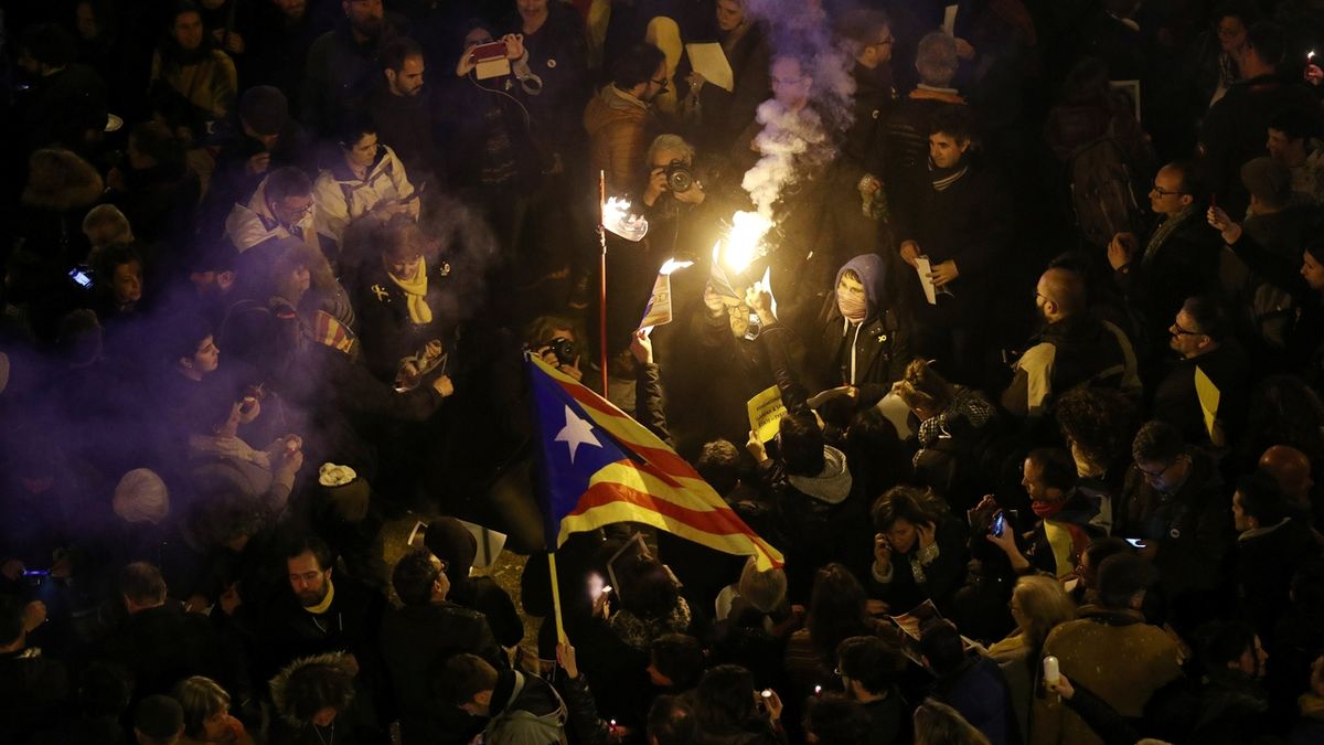 Demonstranti pálili obrazy soudce Nejvyššího soudu a španělského krále Felipa.