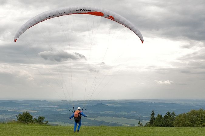 Na Klatovsku se zranil paraglidista, vrtulník ho převezl do nemocnice 