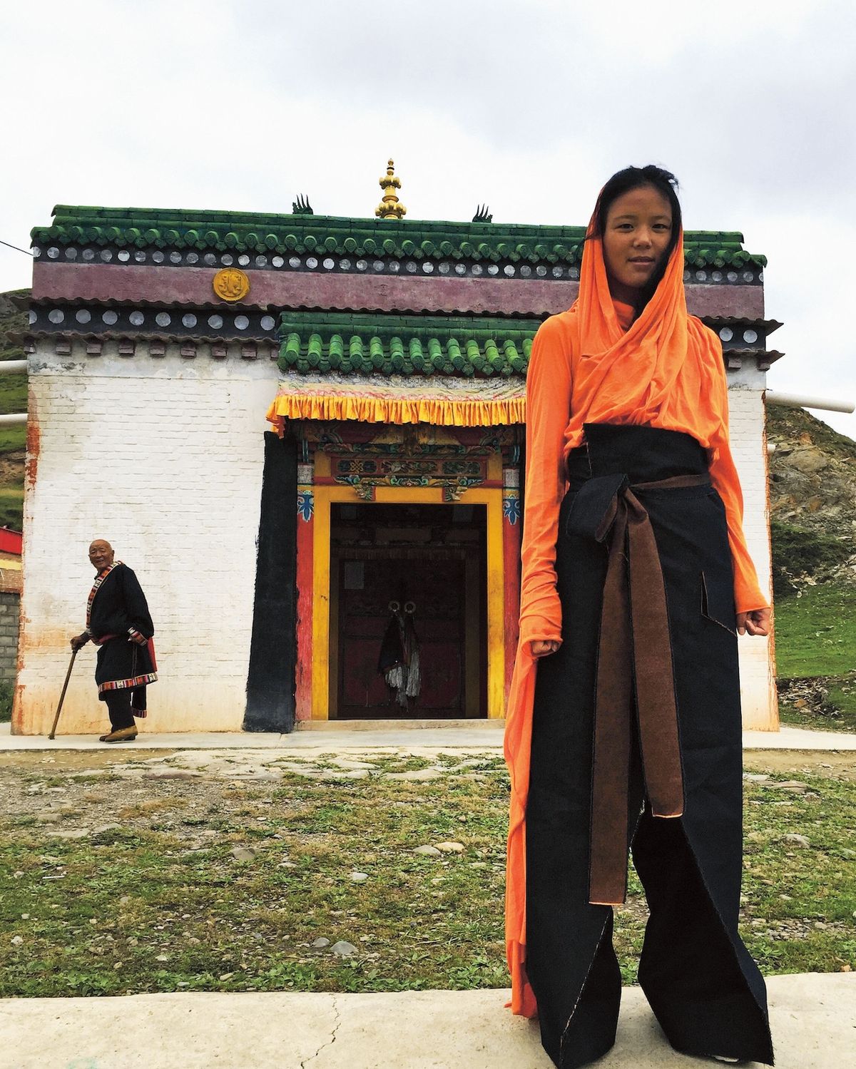 Tradiční tibetské jupky mají řadu využití. Mohou sloužit jako svetr i sukně.