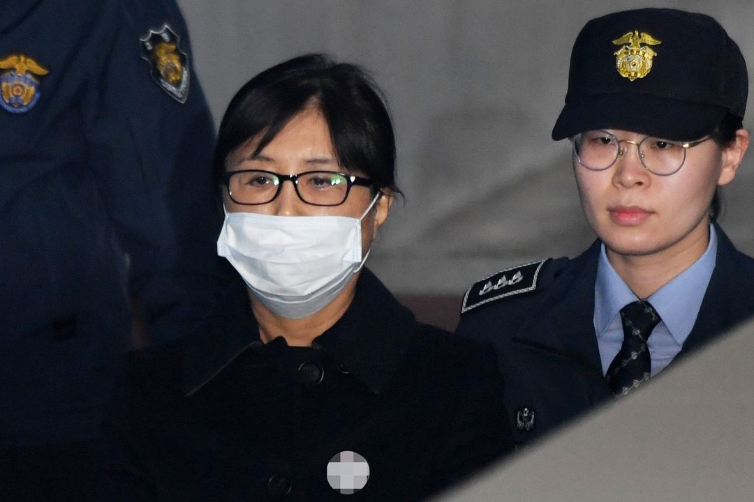 Čche Son-sil (s rouškou), důvěrnice bývalé jihokorejské prezidentky přichází k soudu.