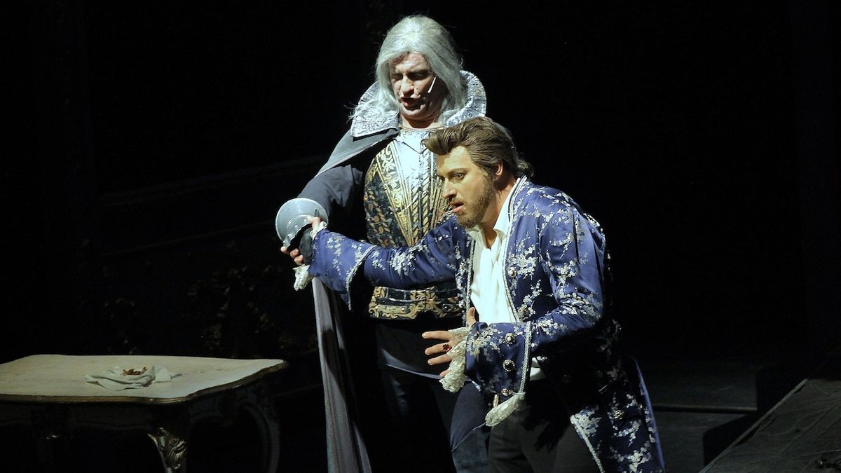 Zleva Roman Vocel jako Komtur a Jiří Hájek jako Don Giovanni v inscenaci Mozartovy opery.