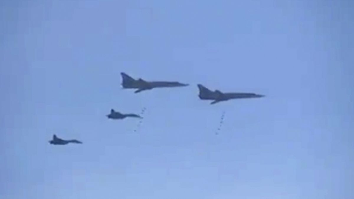 Ruské bombardéry Tu-22 doprovázené stíhačkami Su-27 bombardují cíle v Sýrii 