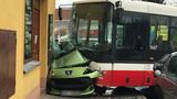 Autobus v Praze po nehodě slisoval auto o hospodu, mezi zraněnými jsou i děti