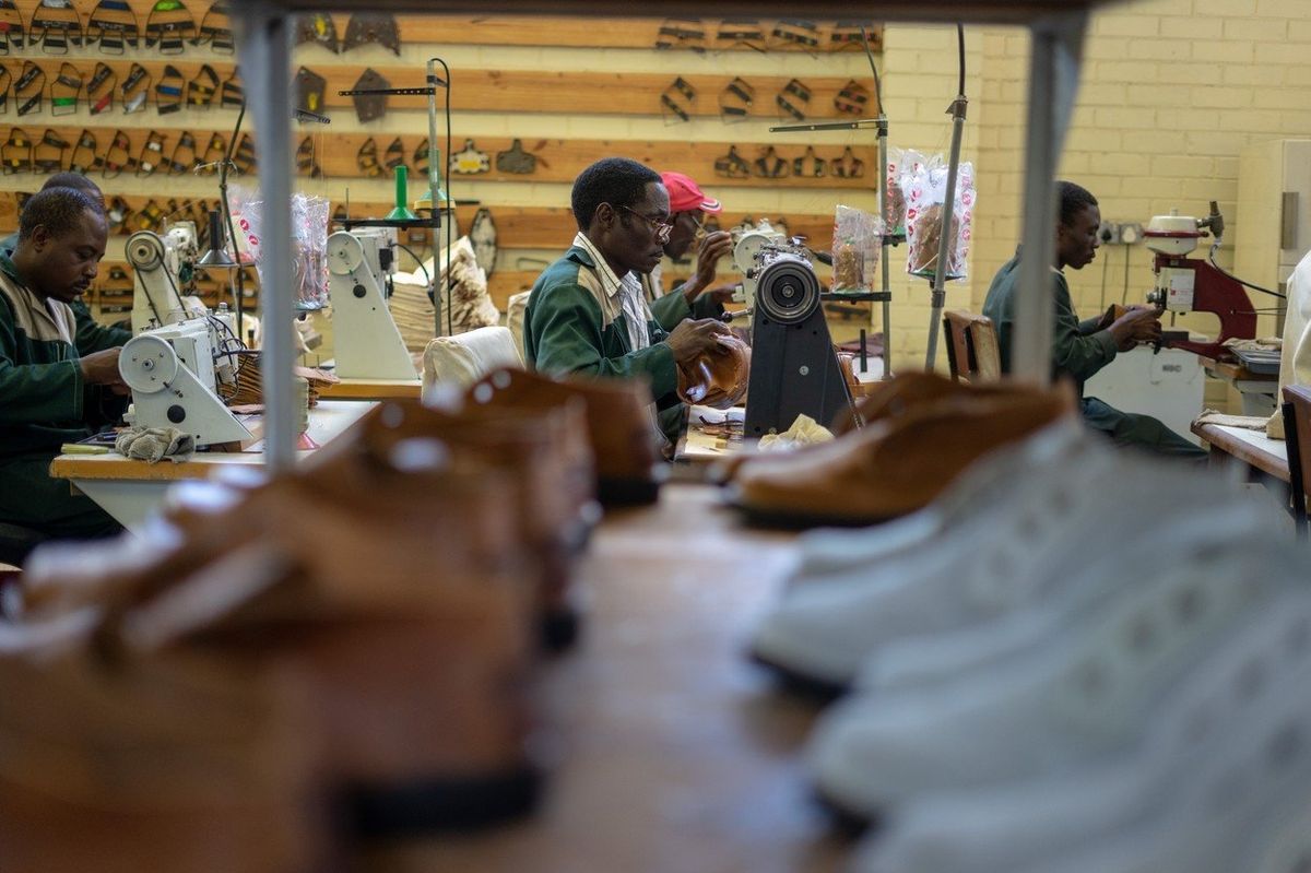 V dílně pracuje 14 zaměstnanců, většina jejich výrobků jsou kotníkové boty.