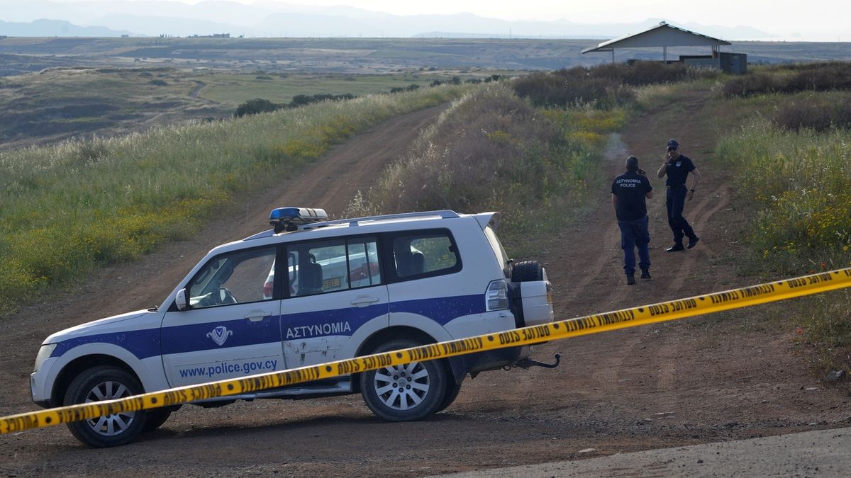 Kyperská policie u vesnice Orunta, kde bylo nalezeno tělo jedné z obětí 