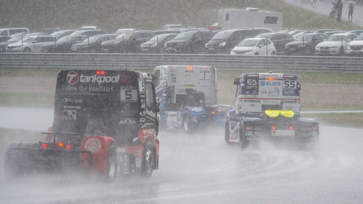 Závody mistrovství Evropy tahačů v Mostě přerušil silný déšť.