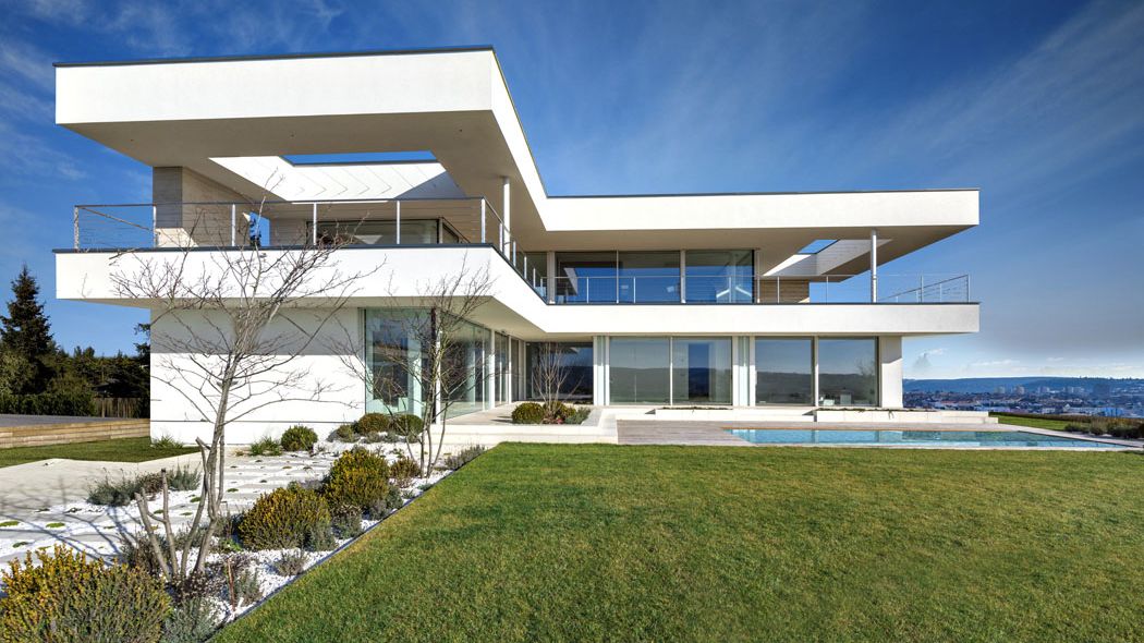 Čistý geometrický tvar, výrazné přesahy stropních desek, horizontální prosklené plochy, subtilní ocelové zábradlí, dům hovoří charakteristickým jazykem funkcionalistické architektury.