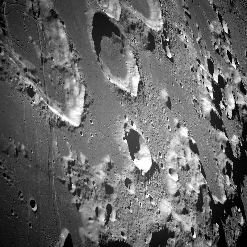 Povrch Měsíce na záběru z kabiny Apolla 8