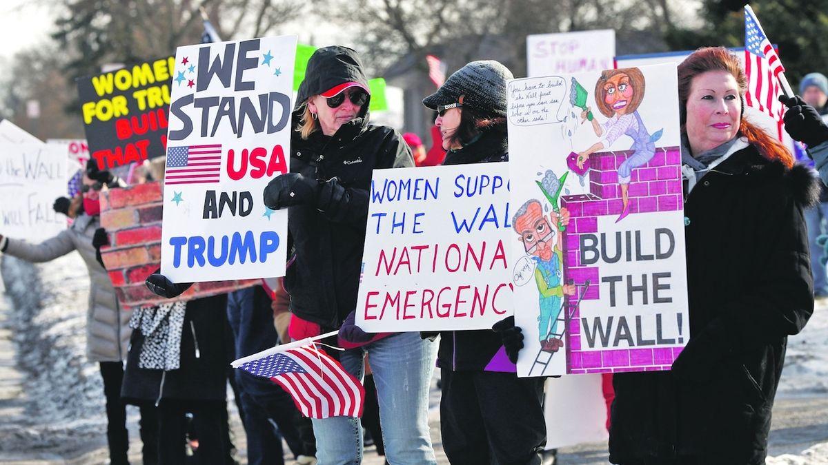 Zastánci zdi navrhované prezidentem Trumpem v sobotu demonstrovali ve městě Bloomfield Hills ve státě Michigan.