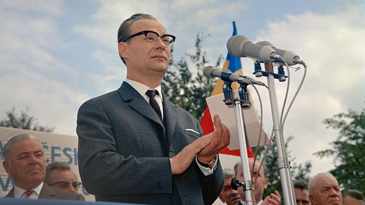 Alexander Dubček promlouvá k zaměstnancům podniku AVIA Praha, 17. srpna 1968.