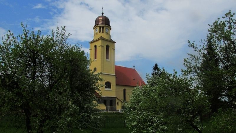 Kostel sv. Bonifáce, u něj silnice k Ještědu