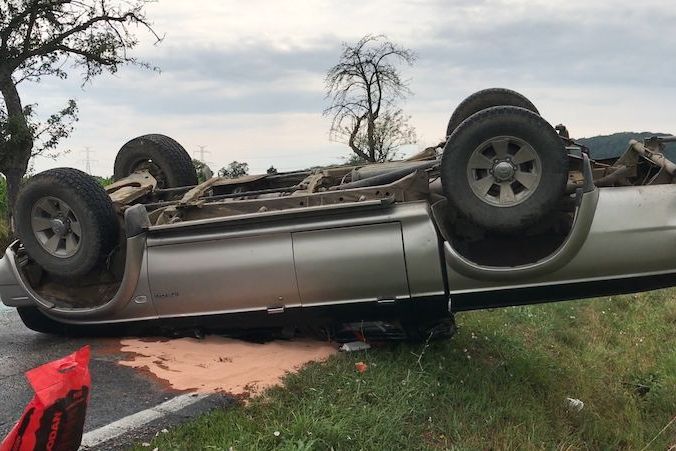 BEZ KOMENTÁŘE: Auto skončilo po nehodě na střeše