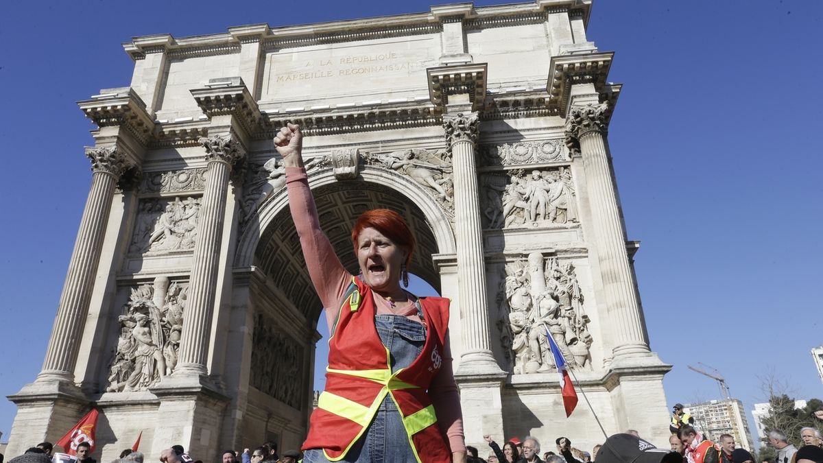 Do odborářských demonstrací se zapojily desítky tisíc Francouzů.