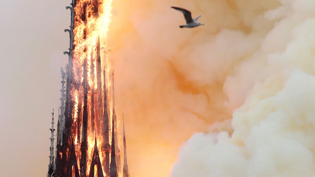 Detail hořící špičky zadní věže katedrály Notre-Dame. Věž se později zřítila.