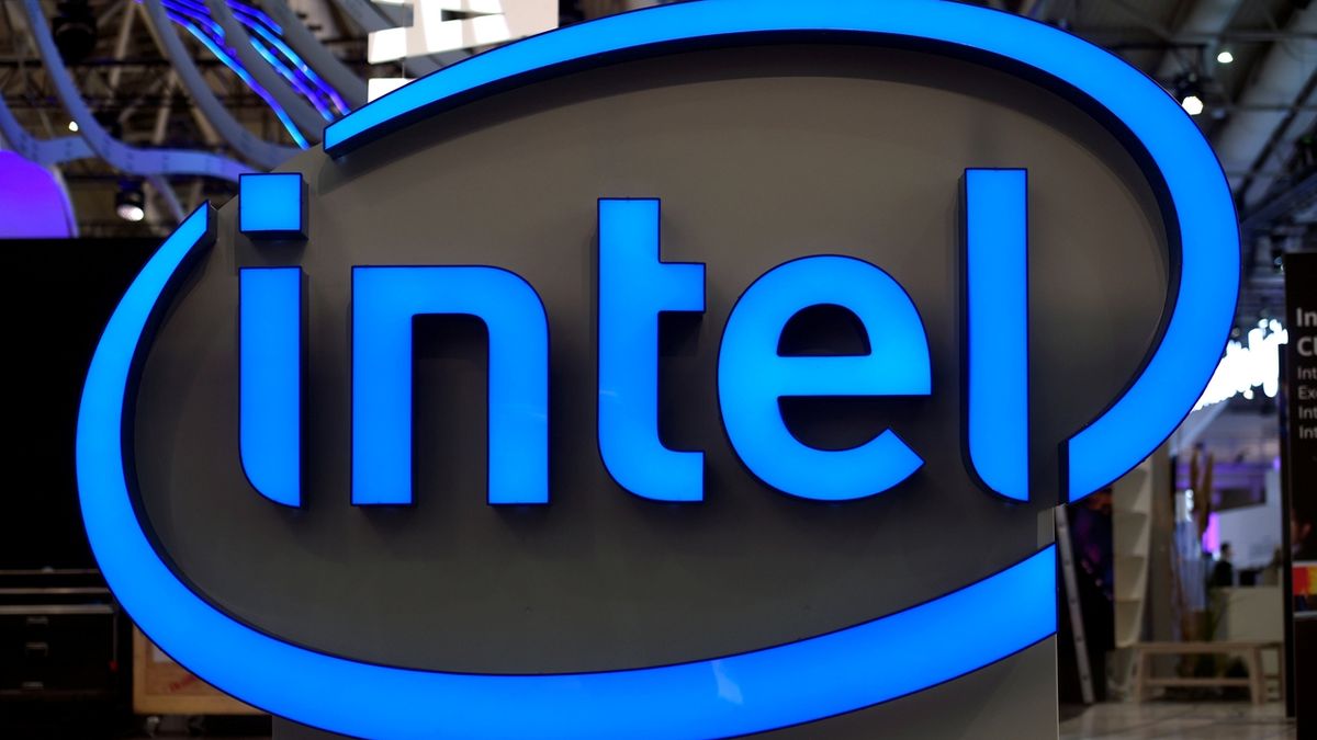 Logo společnosti Intel na veletrhu výpočetní a digitální techniky CeBit v Hanoveru (archivní snímek)