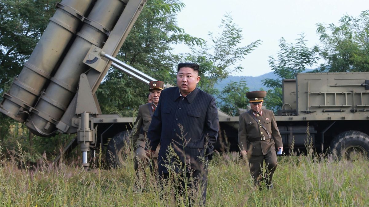 Severokorejský předseda Kim Čong-un u zařízení pro odpalování raket