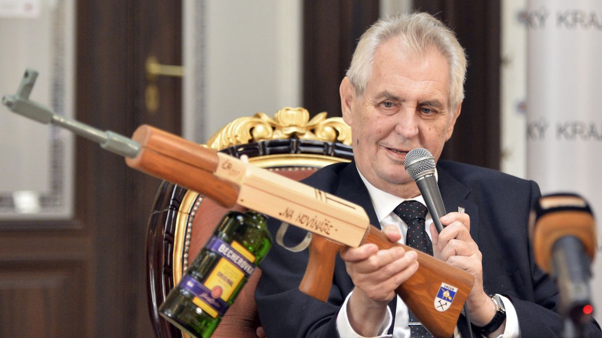 Prezident Miloš Zeman loni v říjnu při návštěvě Plzeňského kraje obdržel darem maketu zbraně s nápisem Na novináře.
