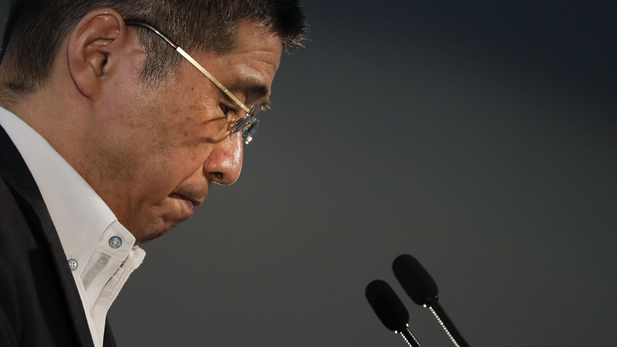Odstupující ředitel Nissan Hiroto Saikawa na tiskové konferenci