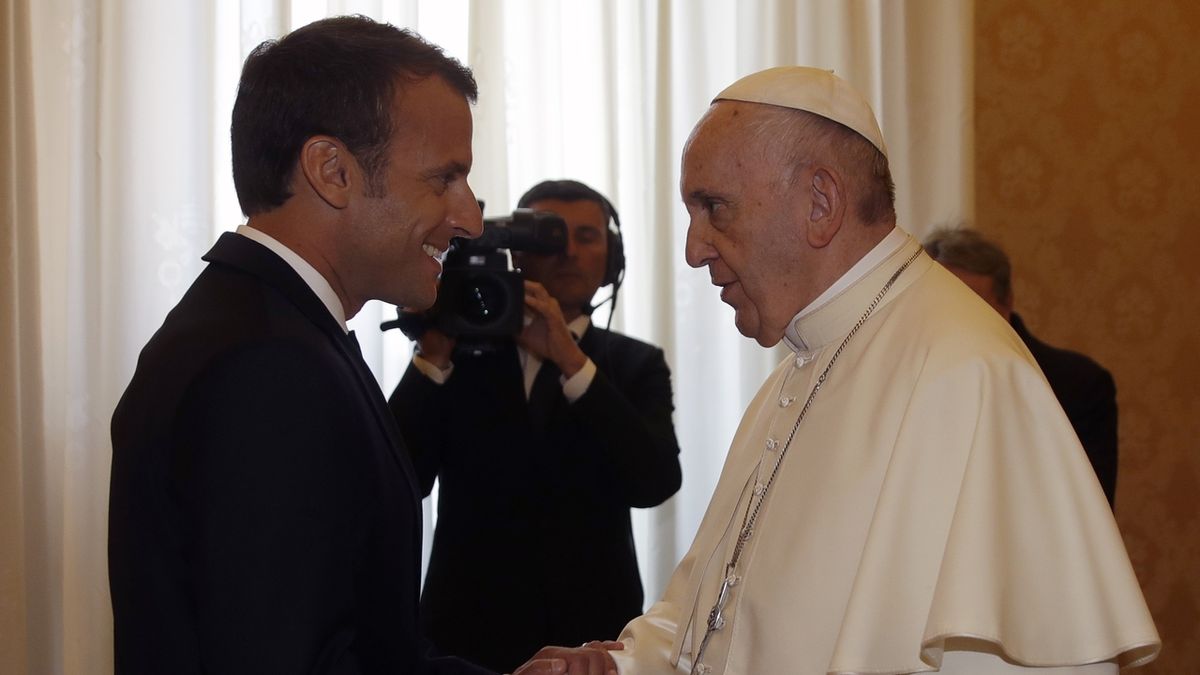 Papež František se zdraví s francouzským prezidentem Emmanuelem Macronem
