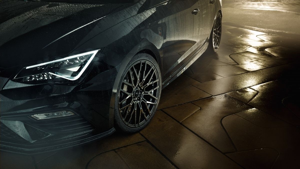 Pod devatenáctipalcovými koly jsou vpředu karbon-keramické brzdy z Audi RS3. Cena úpravy vypadá podle toho.