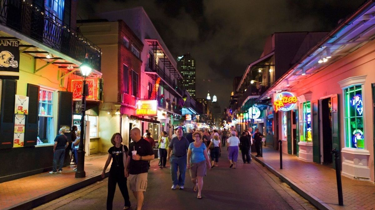 Bourbon Street ve Francouzské čtvrti patří k nejvytíženějším ulicím v New Orleans.