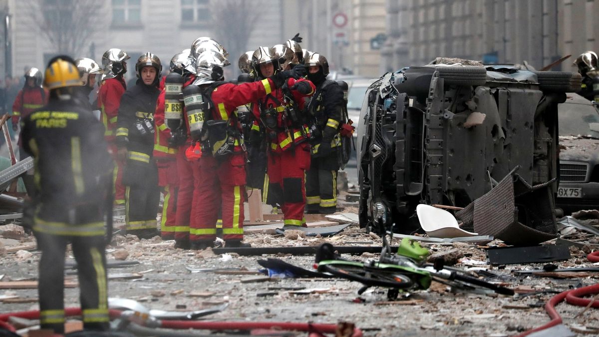 Hasiči na místě exploze v pekárně v pařížském 9. obvodu