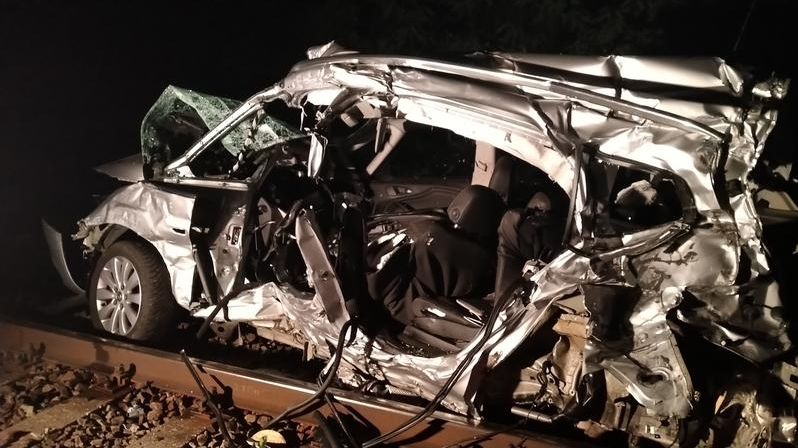 Zničený osobní vůz po nárazu vlaku. O život přišli tři Jihokorejci.