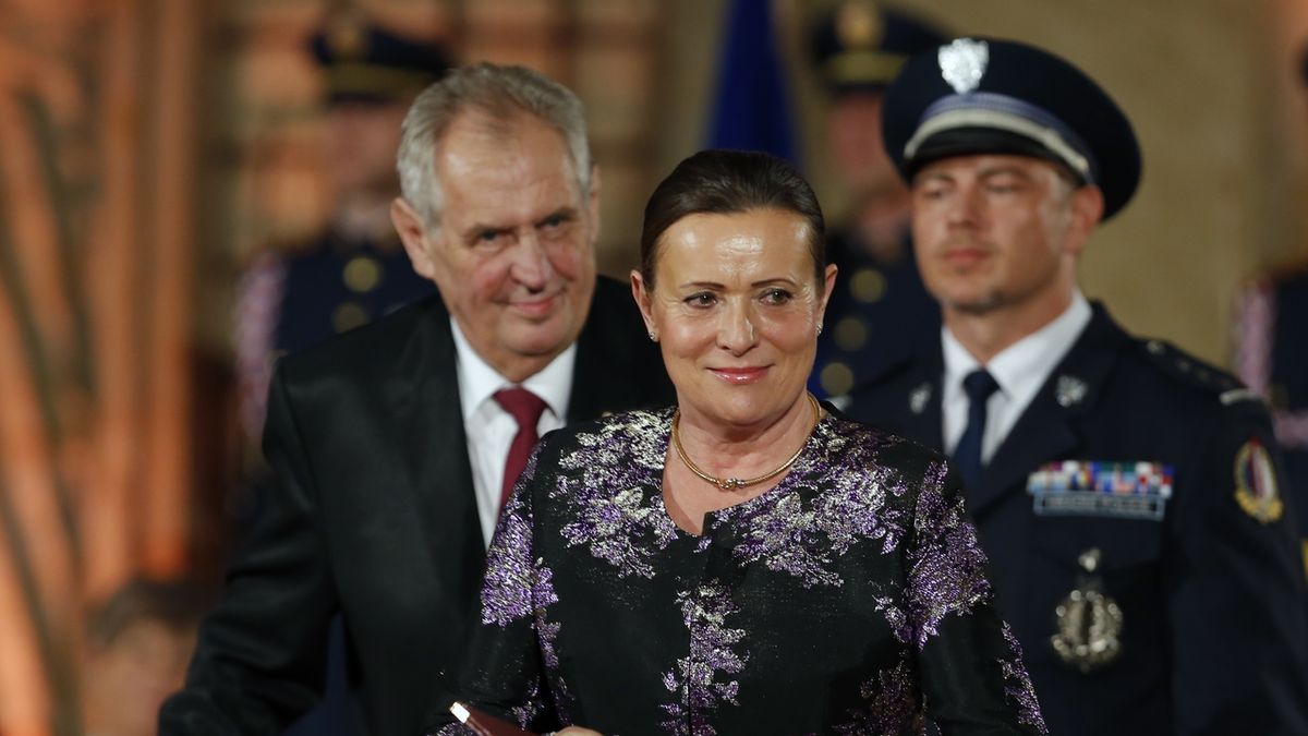 Udílení státních vyznamenání 28. října. Na snímku Alena Vitásková přebírá cenu.
