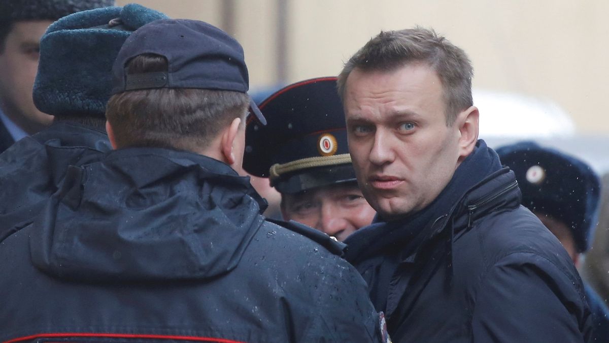 Ruského opozičního vůdce Alexeje Navalného eskortují k soudu 