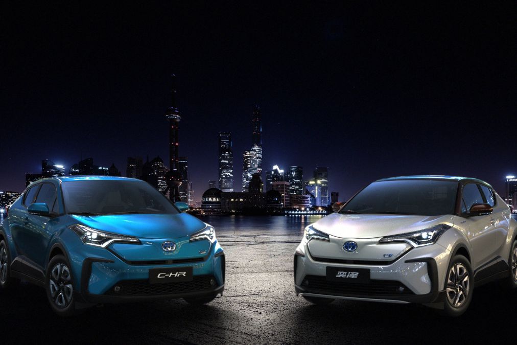Toyota C-HR EV a IZOA EV budou představeny na autosalonu v Šanghaji. 