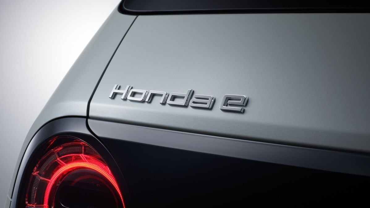 Honda používá e psané malým písmenem