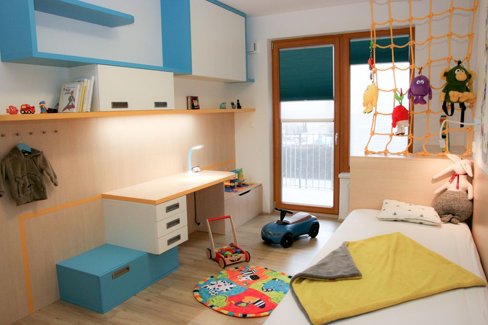 Nábytek v dětském pokoji je zvolen vesele barevný.