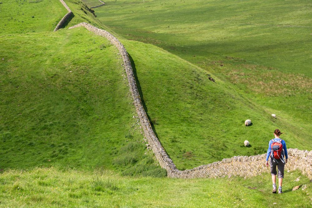 Hadriánův val je jedna z nejznámějších britských pamětihodností. 