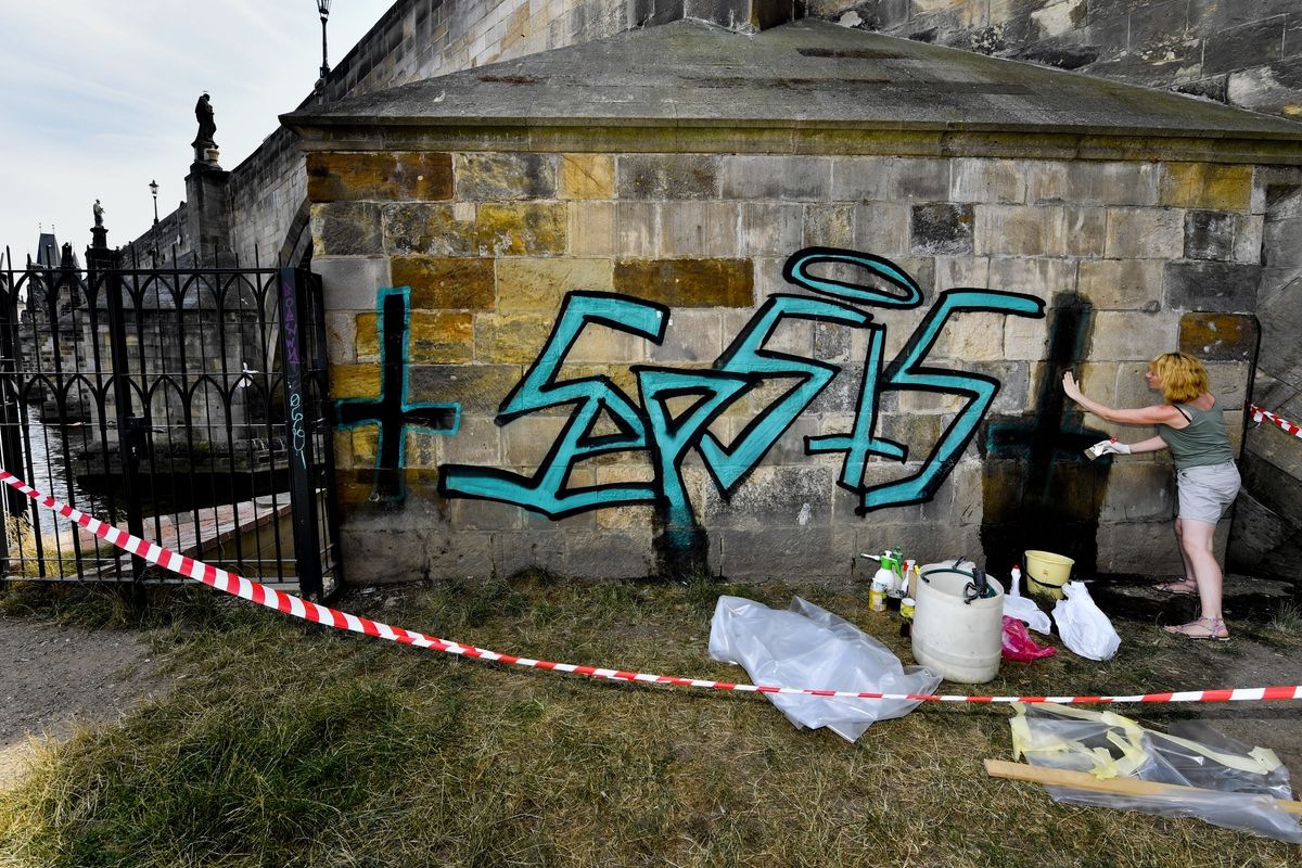 Restaurátoři začali už 27. července na odstranění graffiti pracovat. Práci jim ale vyfoukl dobrovolník, který se odstraňováním malůvek živí.