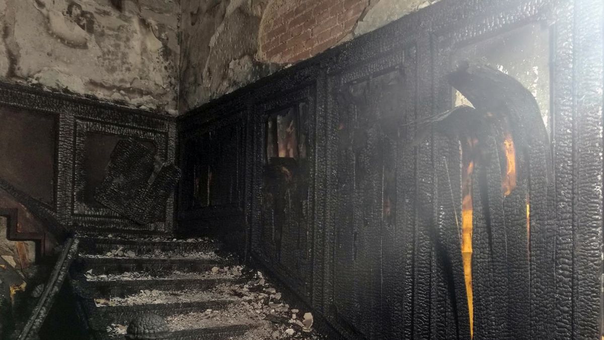 Vyhořelý hotel v Náplavní ulici v Praze