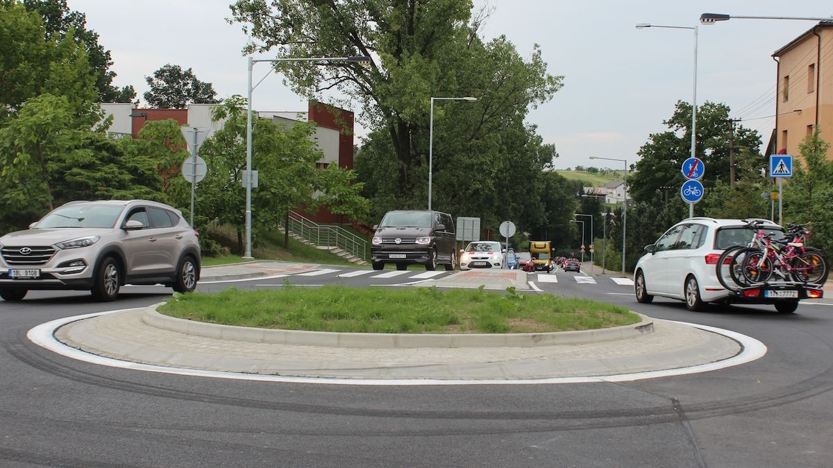 Proud vozidel projíždějící v sobotu dopoledne přes okružní křižovatku v centru Klimkovic. 