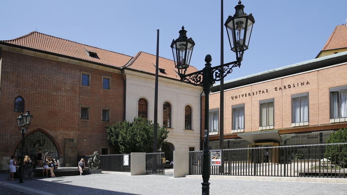 Symbol Univerzity Karlovy, budova pražského Karolina. Ilustrační foto