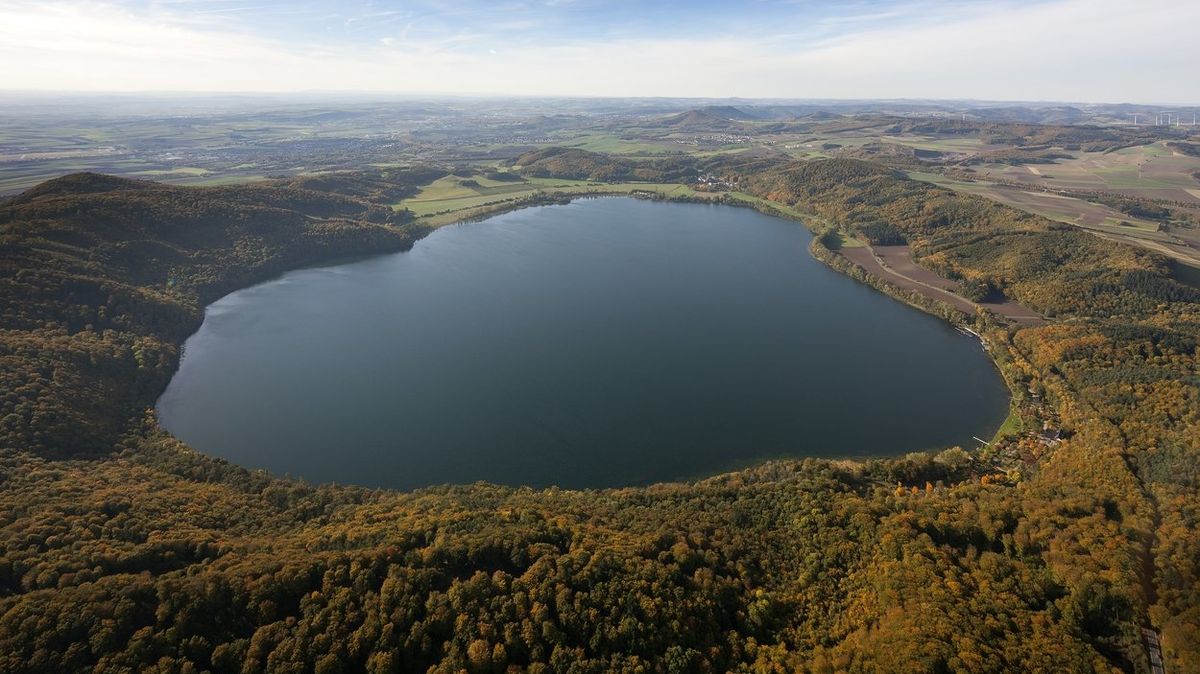 Jezero Laacher See v Německu, pod jehož hladinou dřímá sopka.