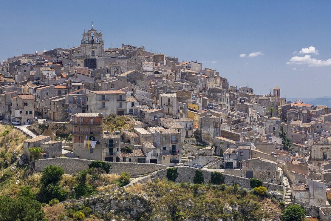 V sicilském městečku Mussomeli se prodávají domy za euro. 