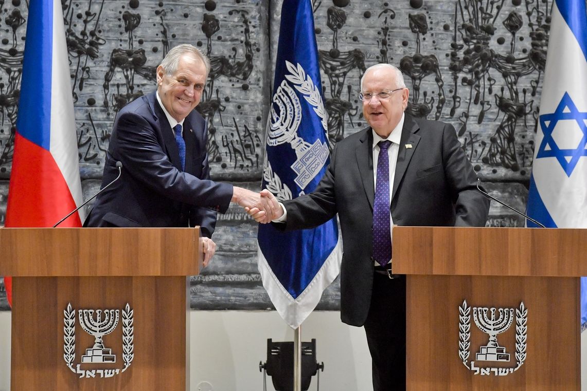 Prezident Miloš Zeman (vlevo) a jeho izraelský protějšek Reuven Rivlin v Jeruzalémě 
