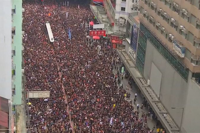 BEZ KOMENTÁŘE: Masové protesty v Hongkongu